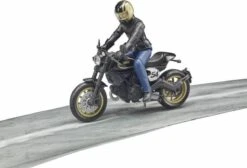Bruder 63050 Motorrijder Met Ducati Scrambler Cafe-racer -Bruder Winkel bruder 63050 ducatie motorfiets motorrijder caferacer 2