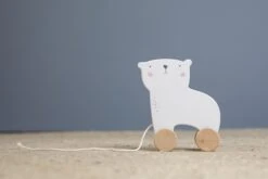 Little Dutch LD4452 Houten Trekdier IJsbeer 6 Little Dutch LD4452 Houten Trekdier IJsbeer -Bruder Winkel little dutch houten trekdier ijsbeer 1 scaled 1